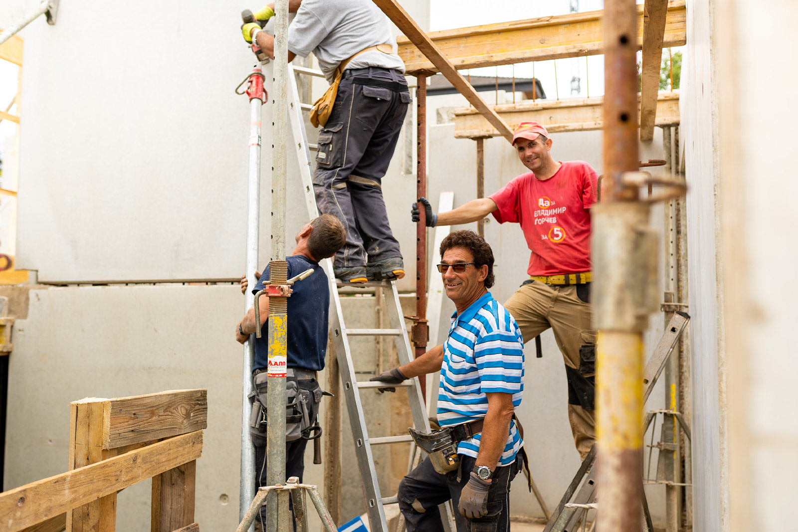 Vier Bauarbeiter auf der Baustelle